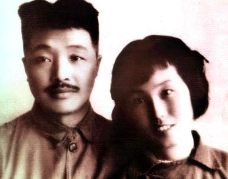 1942年，46岁的贺龙娶了比他小20岁的女学生，刚开始，他是去帮林彪说情的，怎