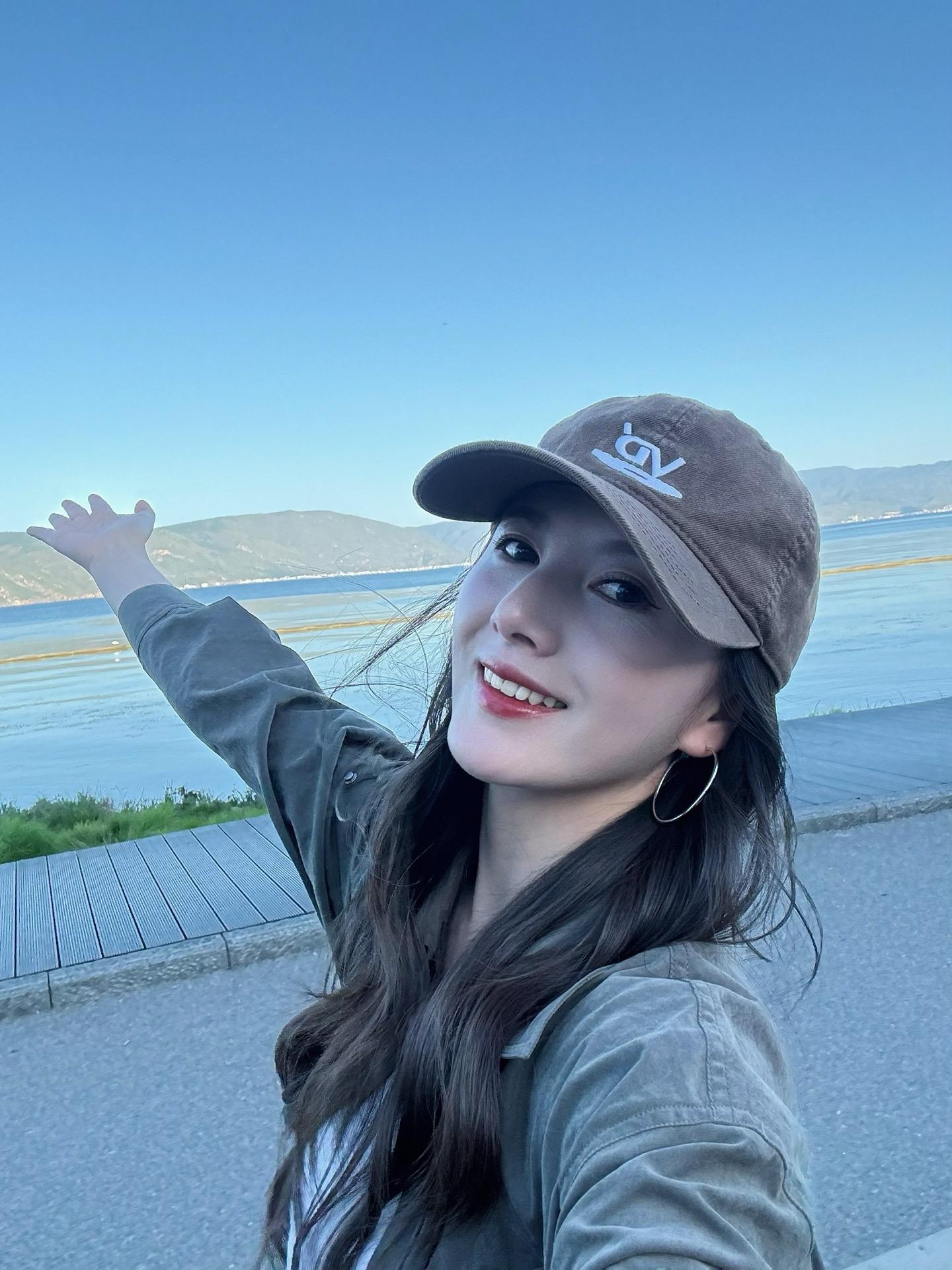 靠自己虽然很慢 但很稳  这个世界从来不缺漂亮的女孩  也没有人会一直...