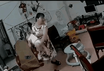 快点看！如果谁家雇佣了这样的保姆，是不是害了孩子？所以，家里按个监控还是有必要的