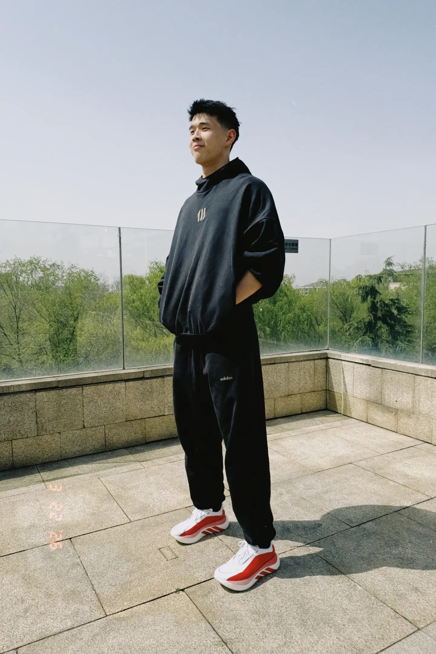 林葳更新社媒分享个人旅行帅照并配文：最近