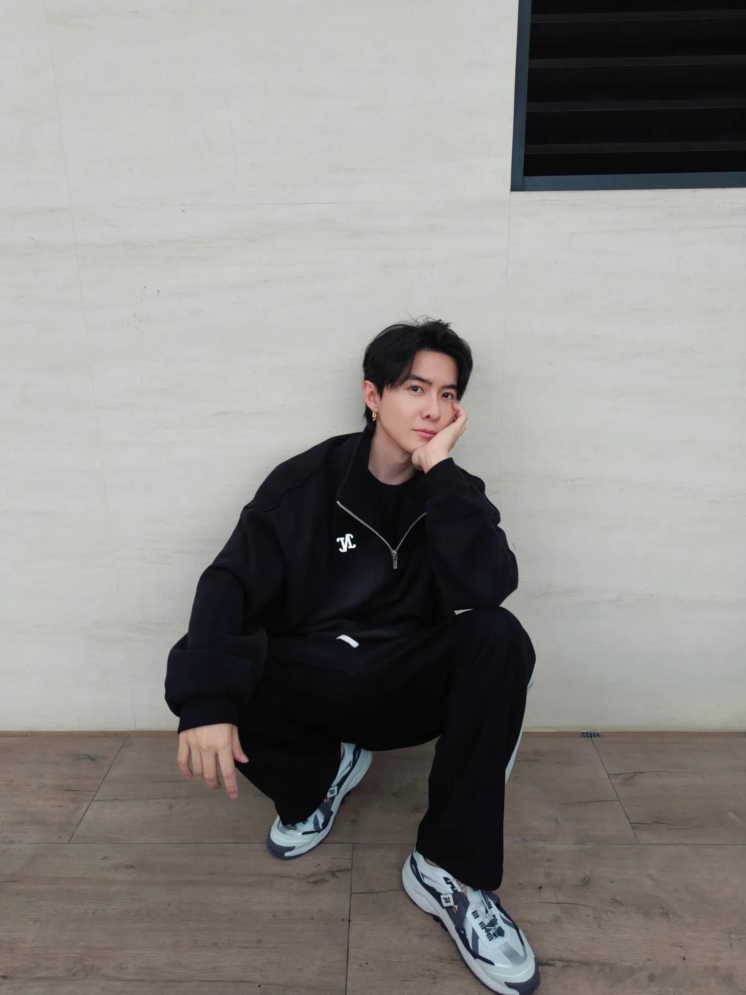 唐禹哲自首OOTD唐禹哲也是个神人第一次见自首还带拍照的 