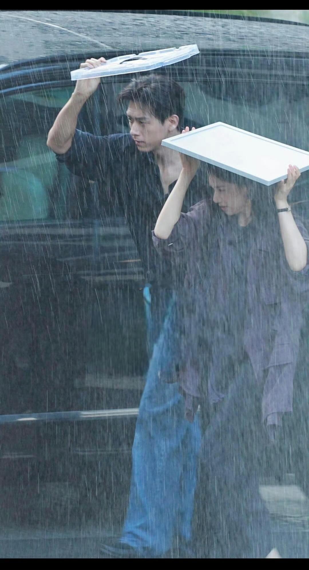 张婧仪向《雾里青》剧组请病假没通过，粉丝迁怒到李现头上确实不应该啊，李现和张婧仪
