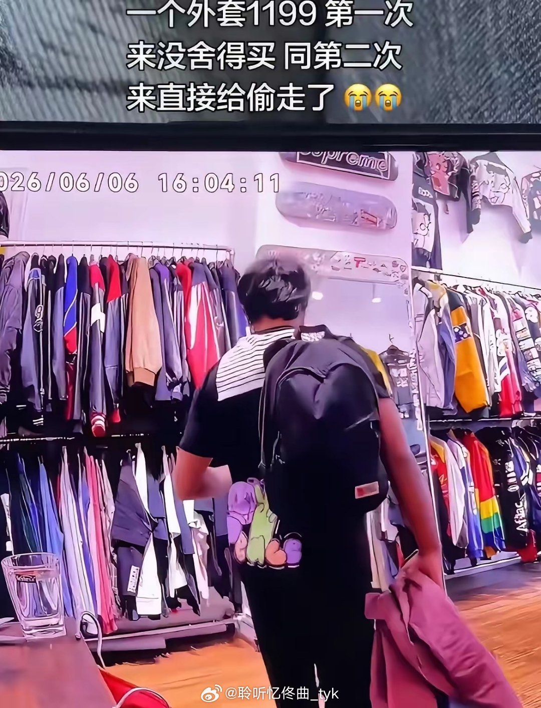 同一个印度人，同一个店，同一件外套 第一次来，问了价。1199。嫌贵，走了。 第