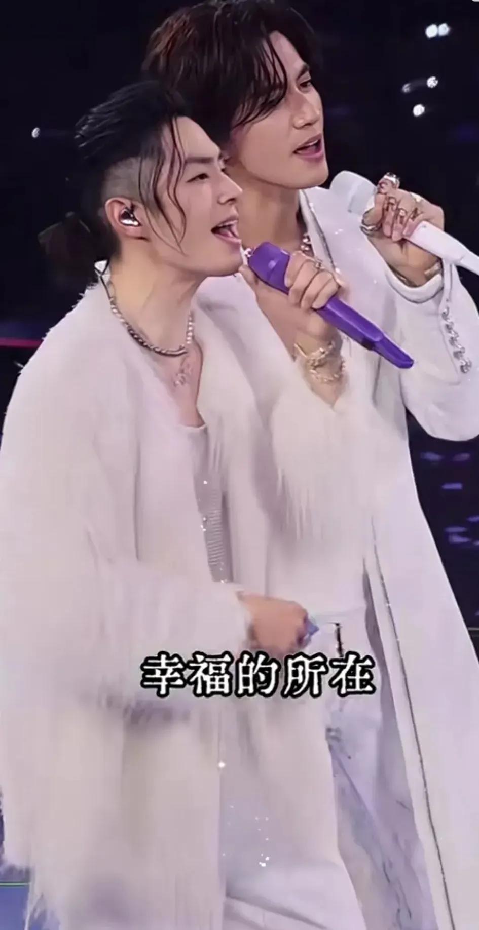 这俩人都是快五十岁的人，咋就不知道老呢。
F4演流星花园都过去了二十多年，小时候