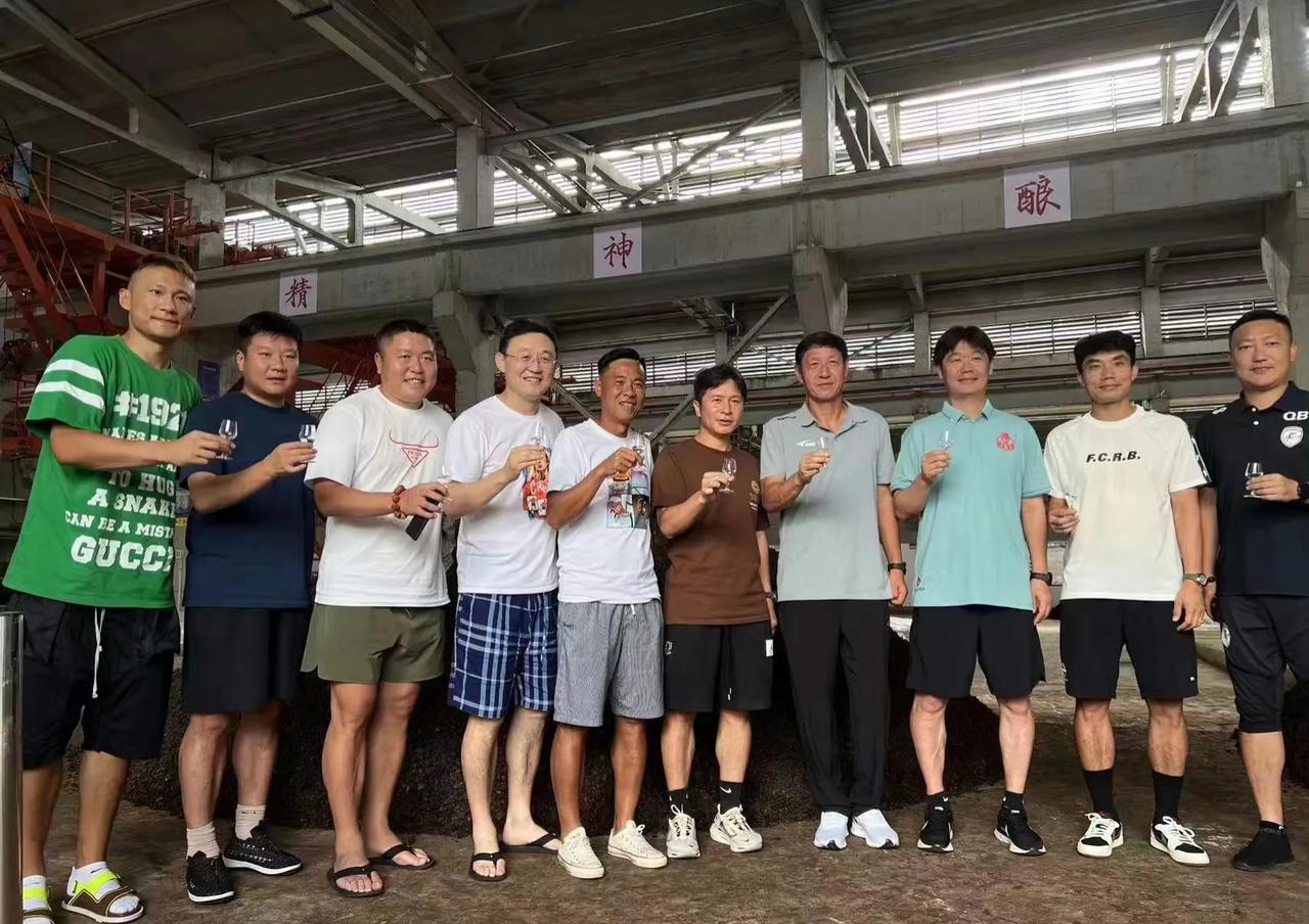 这堆老炮，您还认识吗？[捂脸]全是满满的回忆！球员时代早已过去，未来的中国足球还