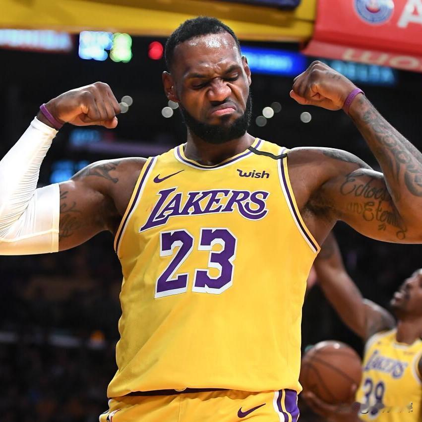 湖人战术调整，直接打火箭7寸！
湖人100-92逆转火箭，从落后10分，到最后翻