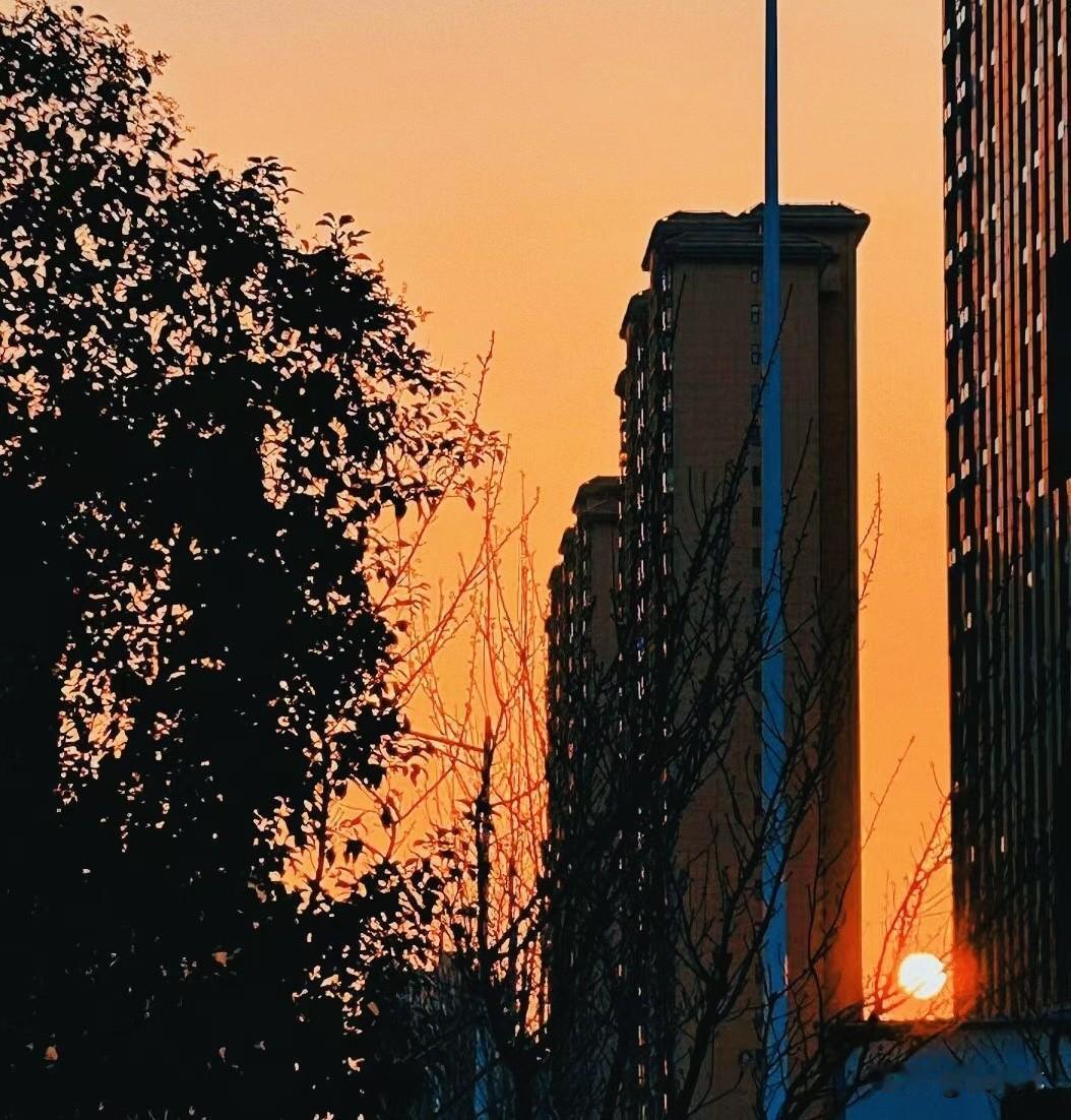 发张你手机里最美的夕阳照可以吗这是我下班后随手拍下的两段落日美景，一边是楼宇伴着