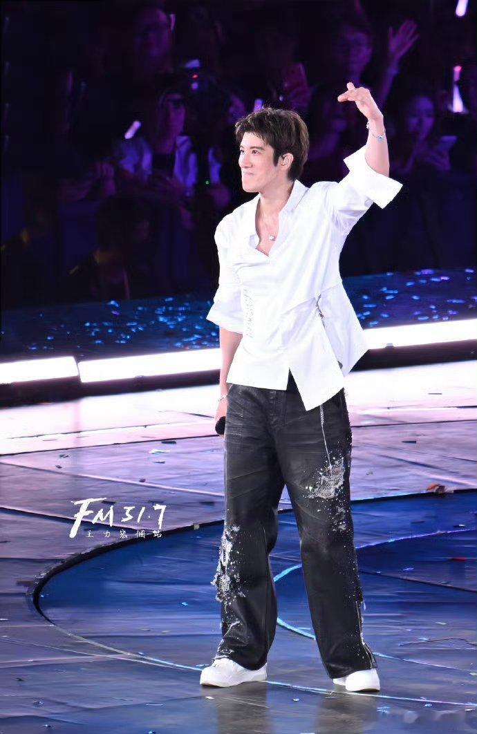 怎么有机器人在王力宏演唱会罚站机器人在王力宏演唱会演我上课 本是震撼科技舞台，机