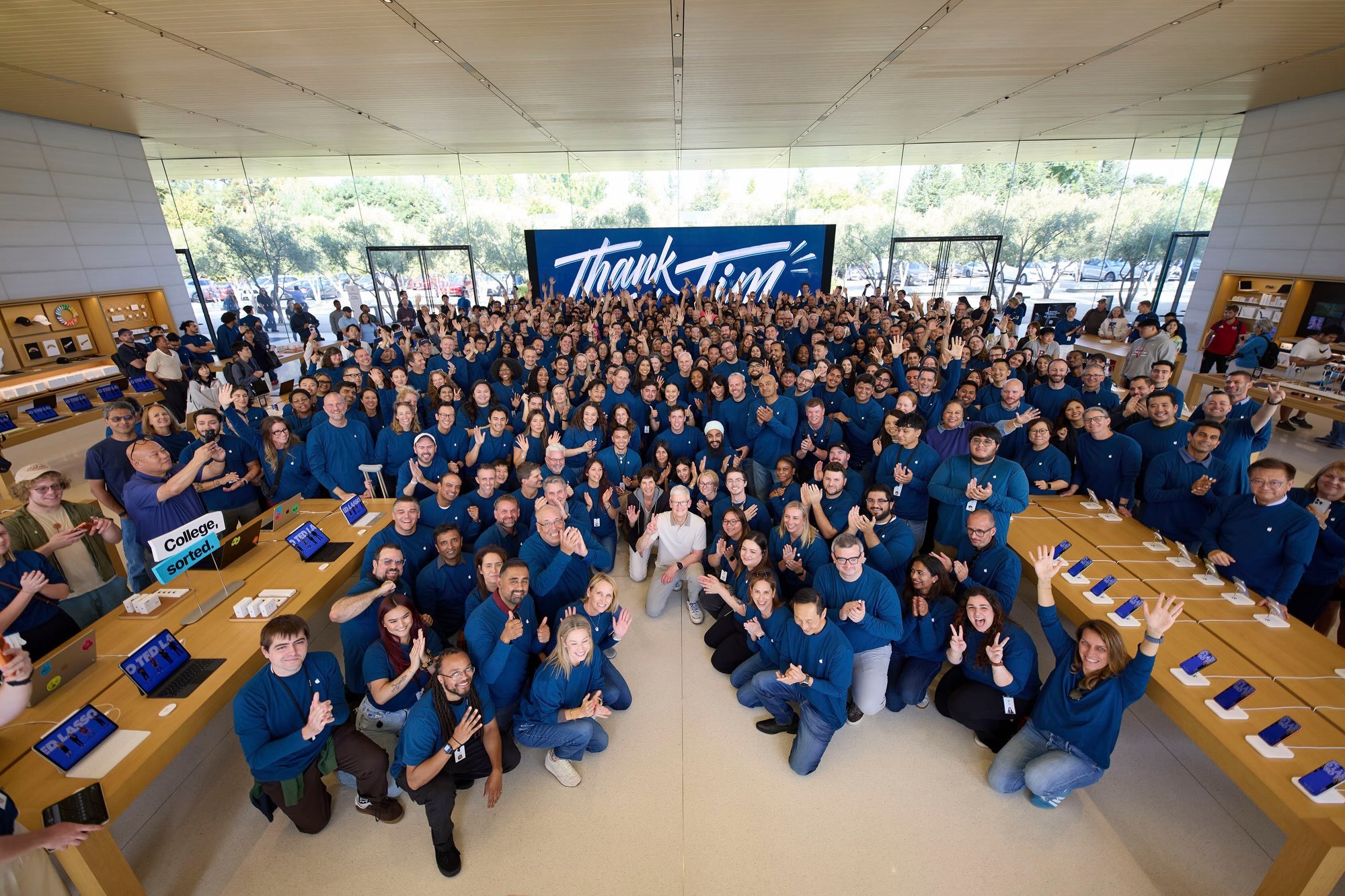 Apple Park Visitor Center 的零售团队向即将卸任 CEO