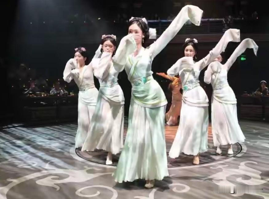 历史上盲目跟风的代价，普通人别踩坑
 
翻开史书，盲目跟风从来都不是无关紧要的小