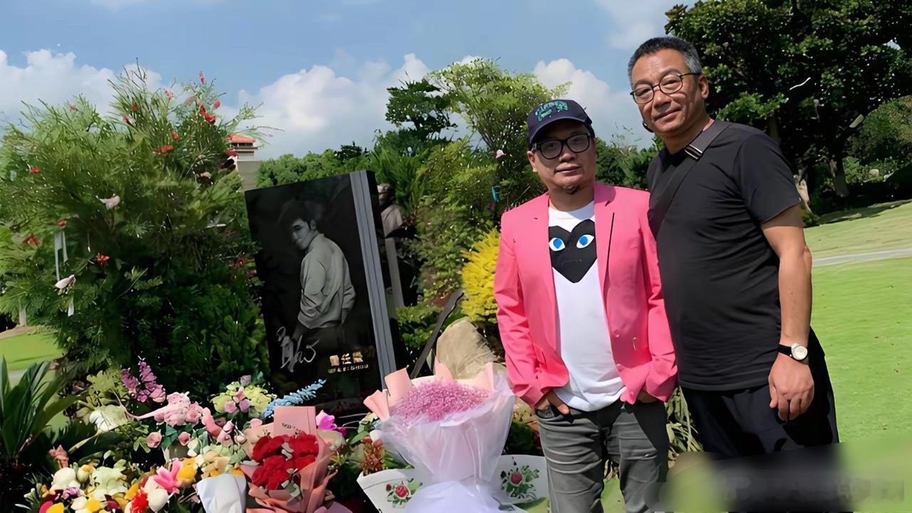 程青松是多么喜欢红粉色呀！​就算悼念乔任梁，站在人家的墓前，也不忘穿一件亮粉的西