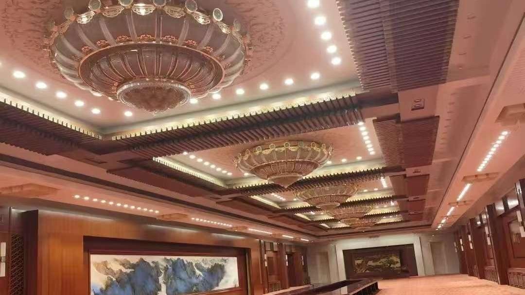 别眨眼，今天这视角绝了，
人民大会堂东大厅全景曝光，
看完瞬间懂了什么叫大国排面