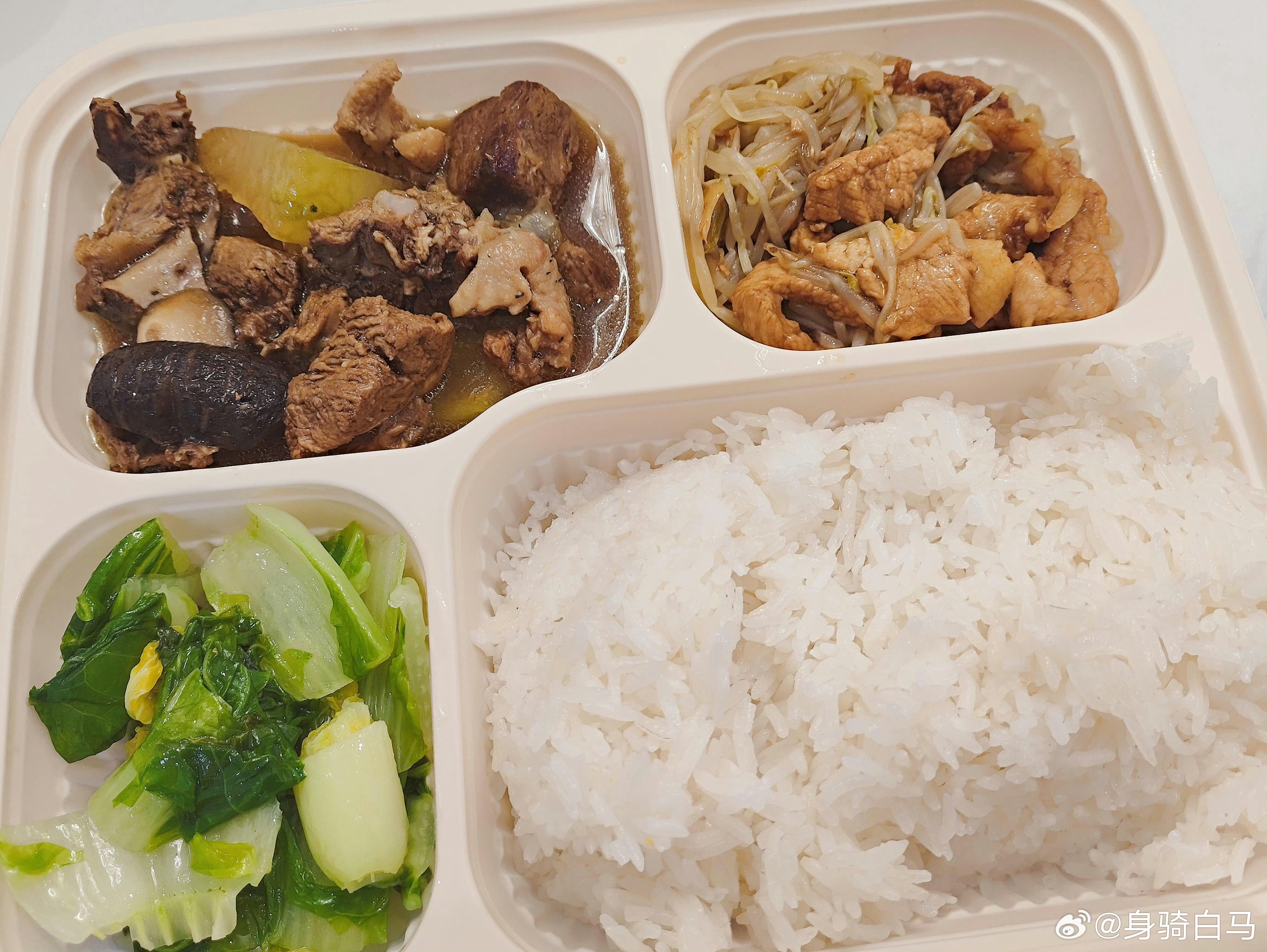 小饭桌盒饭15元/份，咋没人买呢❓10块钱的盒饭都是男人在吃