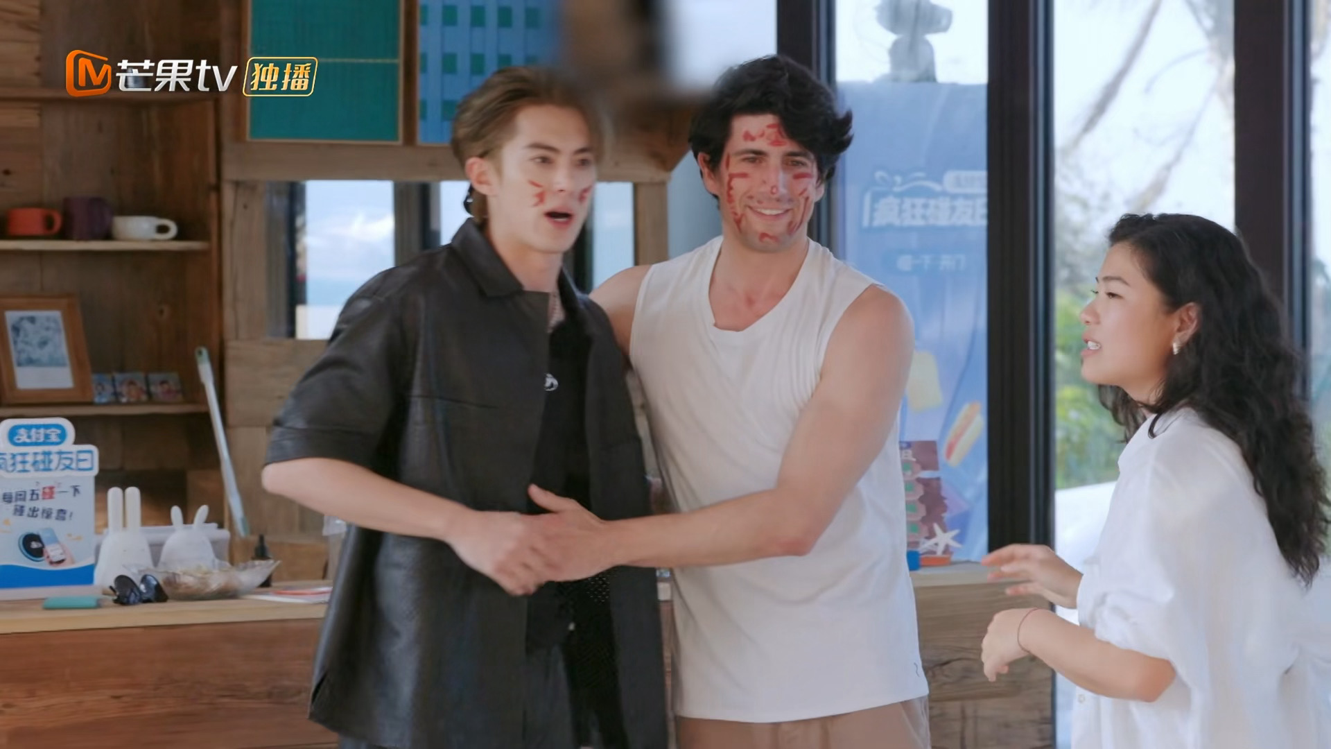 我也想拍拍腹肌 