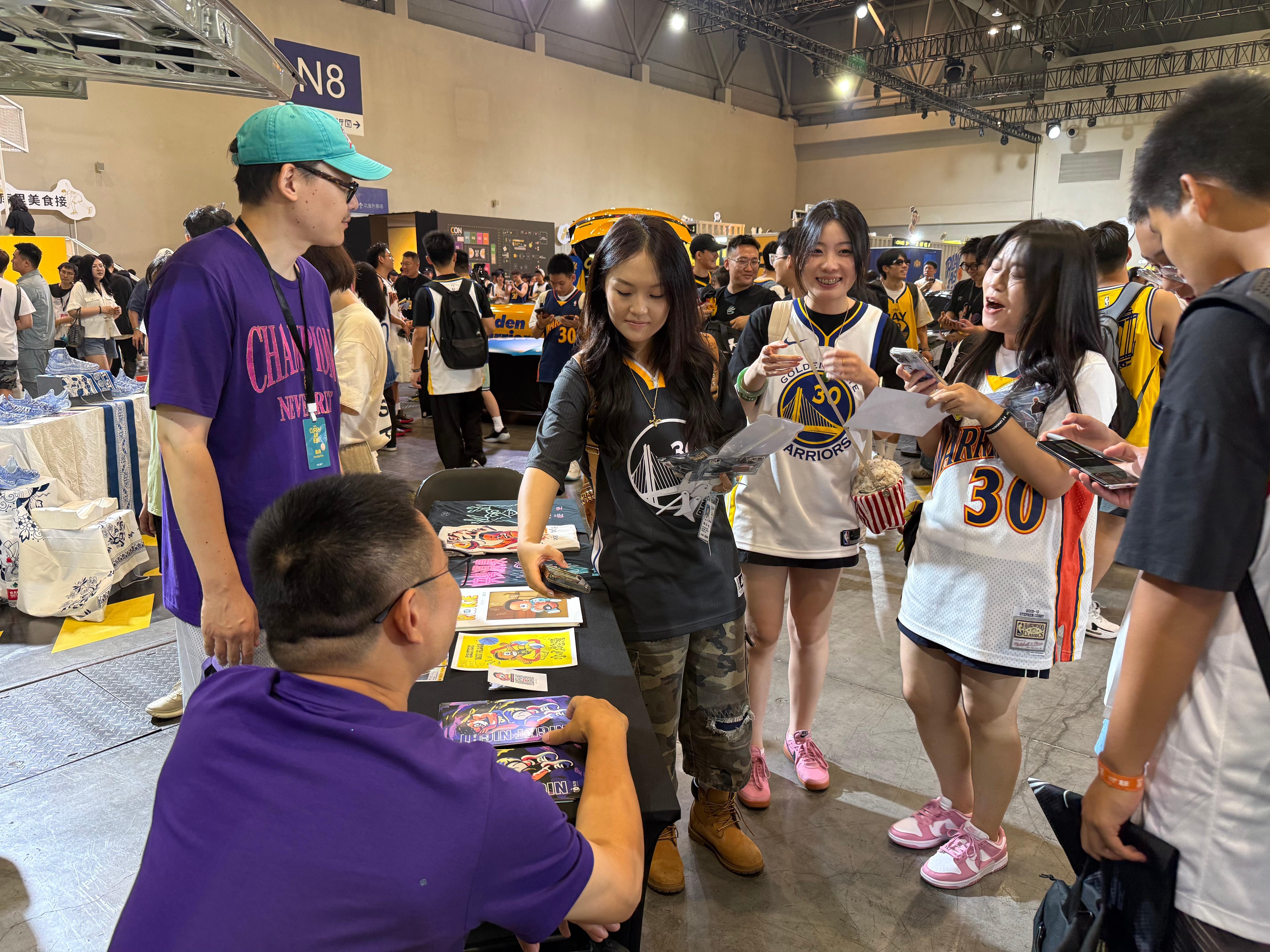马上要出发去展台继续摆摊了，大家享受好库里中国行最后一天！提醒一下，认识我俩的一
