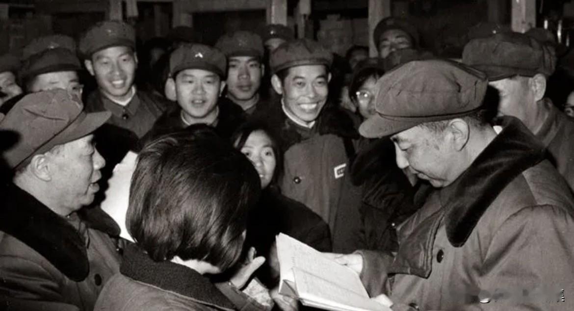 1977年4月，华国锋同志在大庆油田视察，正在查看仓库保管员的台账(后左三着军装