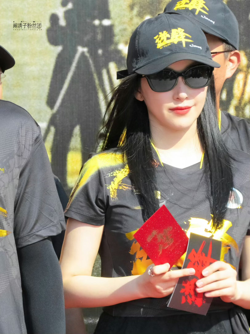 阚清子新电影逆锋开机 阚清子《逆锋》开机现场状态太好了，轻轻松松就是一张神图，这