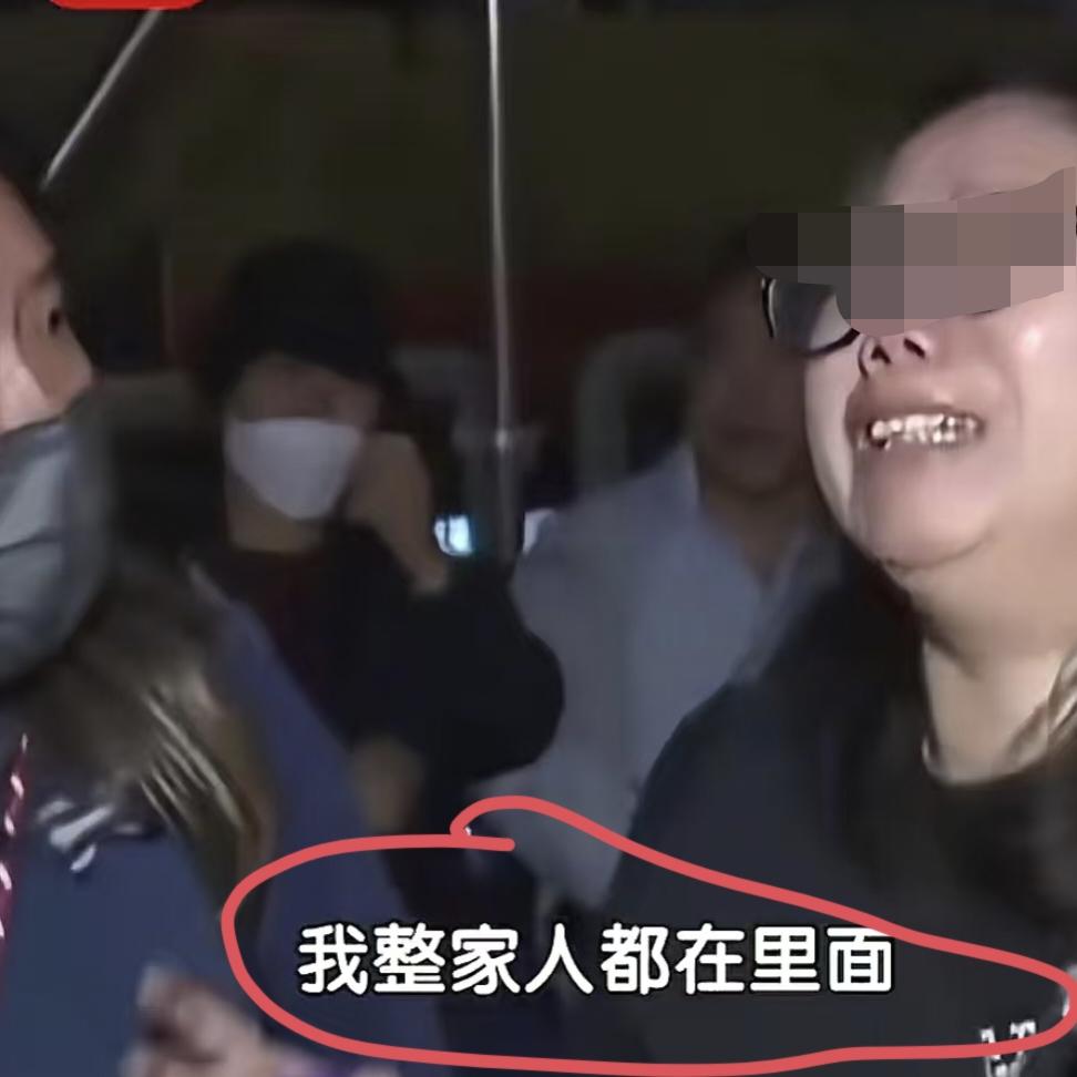 看到这张照片，
我一个陌生人都忍不住流泪了。

一位香港女士在哭诉，她说她全家人