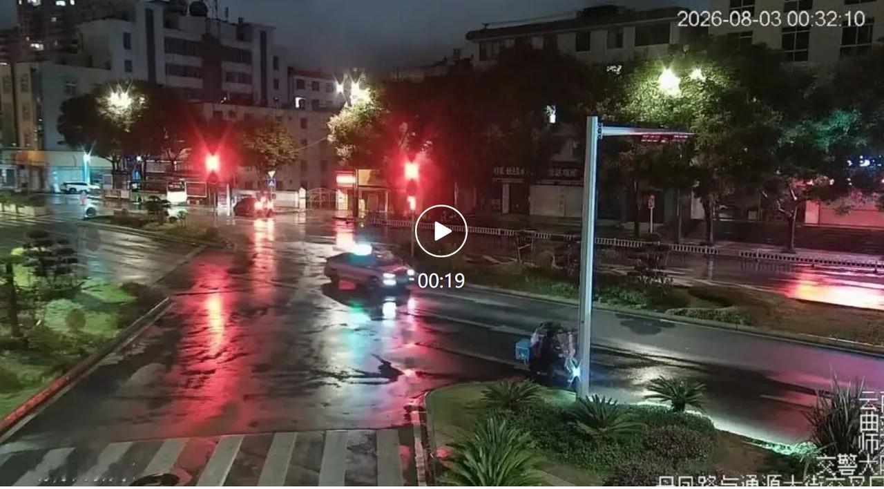 云南曲靖警方公布的一起交通事故处置案例，给广大驾驶员带来一堂深刻的普法警示。
