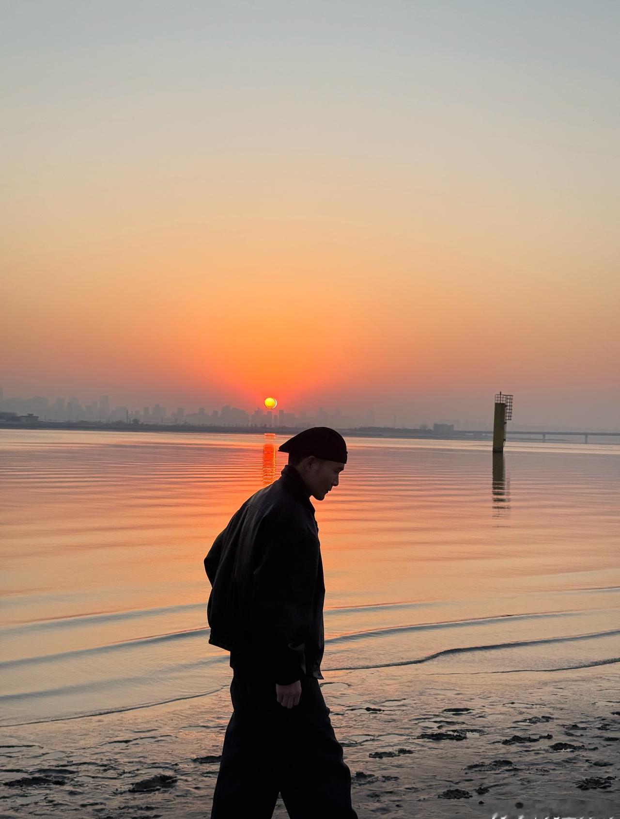 不求繁华万千，
只愿日子清淡，内心安然。
慢慢走，静静过，
人间值得，万事随缘。