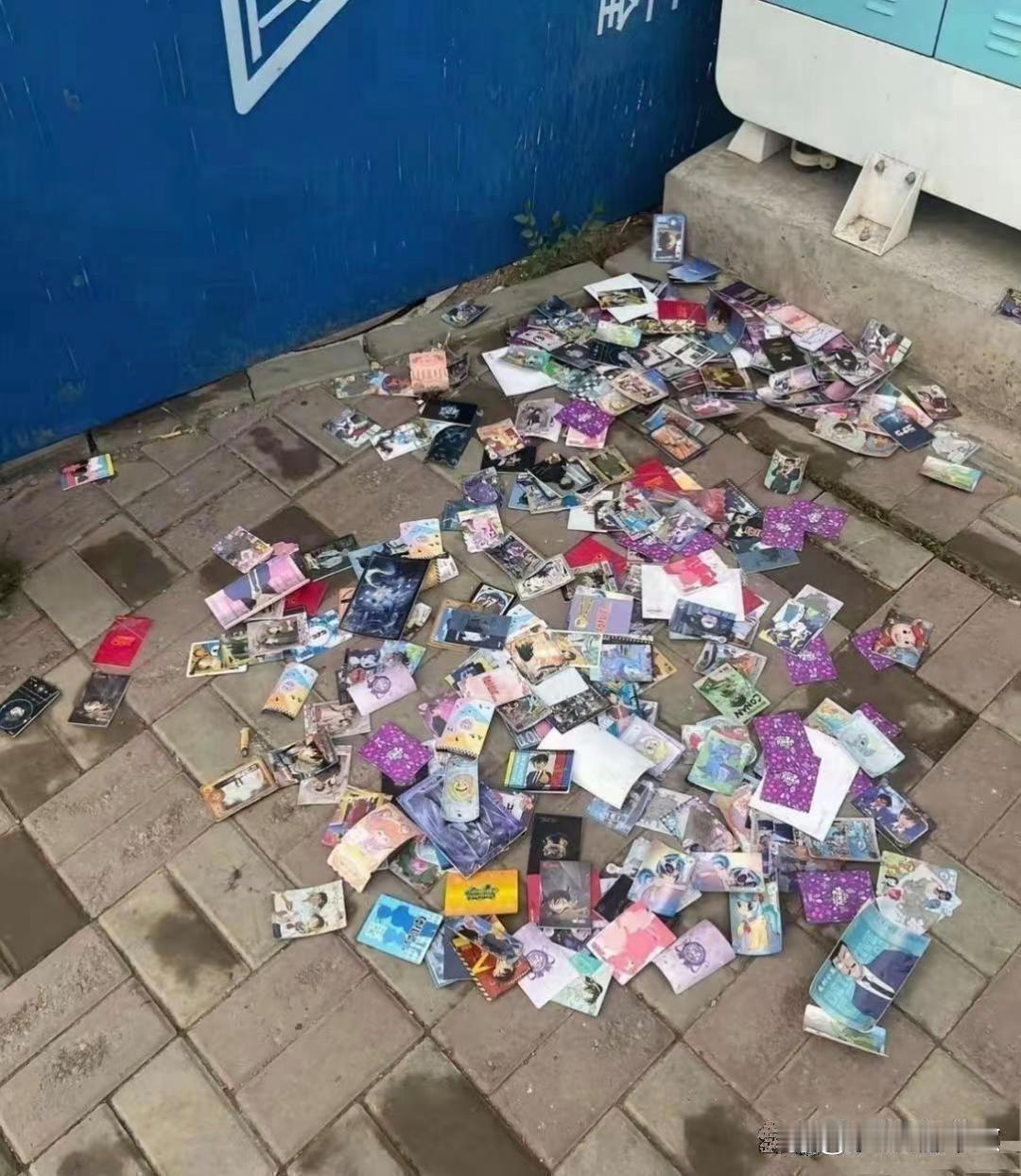 好想捡，就是[泪奔]不好意思蹲下去。 ​​​