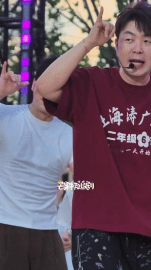 杜海涛李晨广场舞搭子 杜海涛C位领舞杜海涛直接站C位领舞广场舞，动作拿捏得十分到