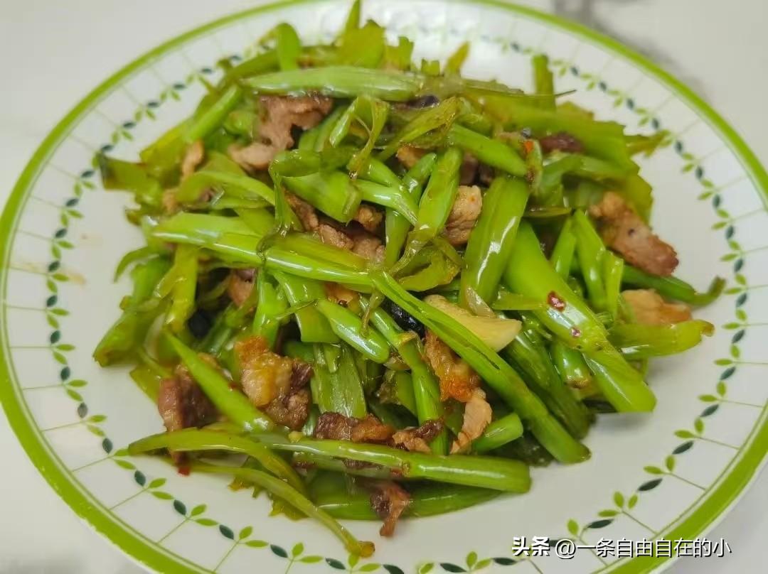 三伏天没有什么昂贵大餐，一盘空心菜炒肉片，便是夏日烟火小欢喜。
翠绿脆嫩的菜梗，