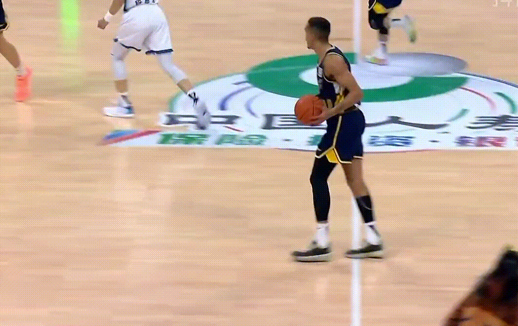 哇奎因这场手感火热啊，三分线外一步抬手就有，目前已经命中5记三分一个没丢广东男篮