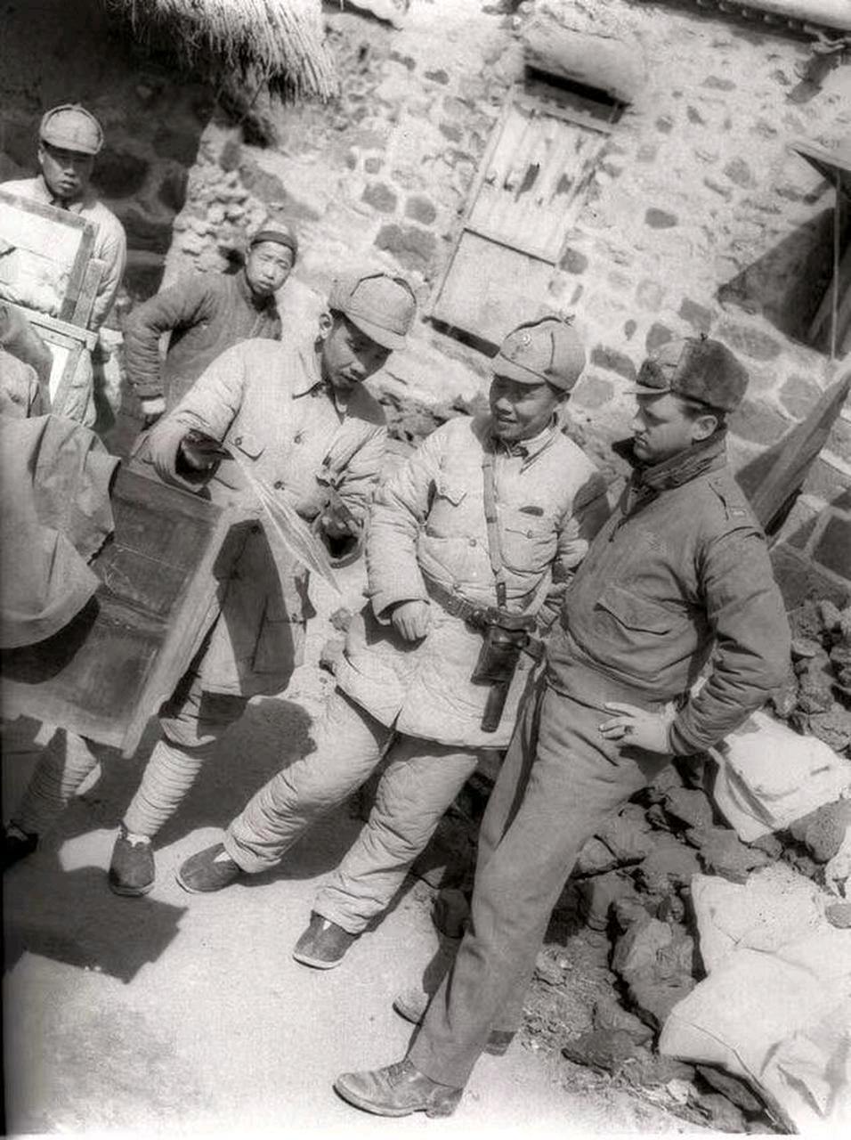 1942年冬，太行山深处，八路军某部刚打完一场伏击战，缴获了几头日军留下的生猪。