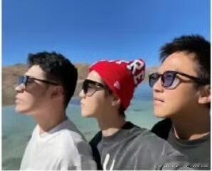 邓超鹿晗陈赫三人众 陈赫被抬着走，表情从懵到得意只用了两秒，超哥和小鹿就是他的左