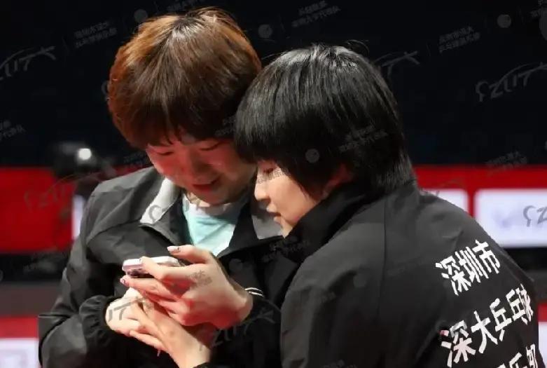 深大女队最近训练场真热闹！
 
蒯曼、覃雨萱俩小姑娘天天加练反手，挥拍到手腕冒烟