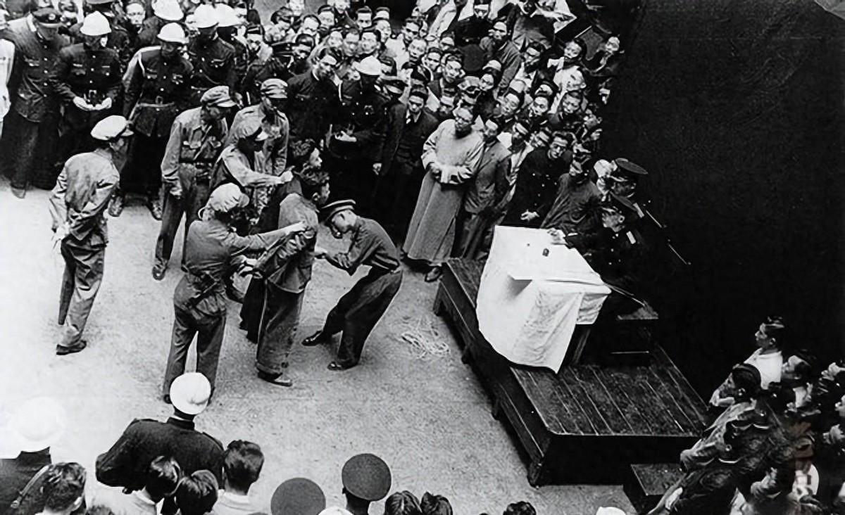 一位中共叛徒被敌人利用后失去价值遭枪决，行刑前高呼共产党万岁的真实故事
1947