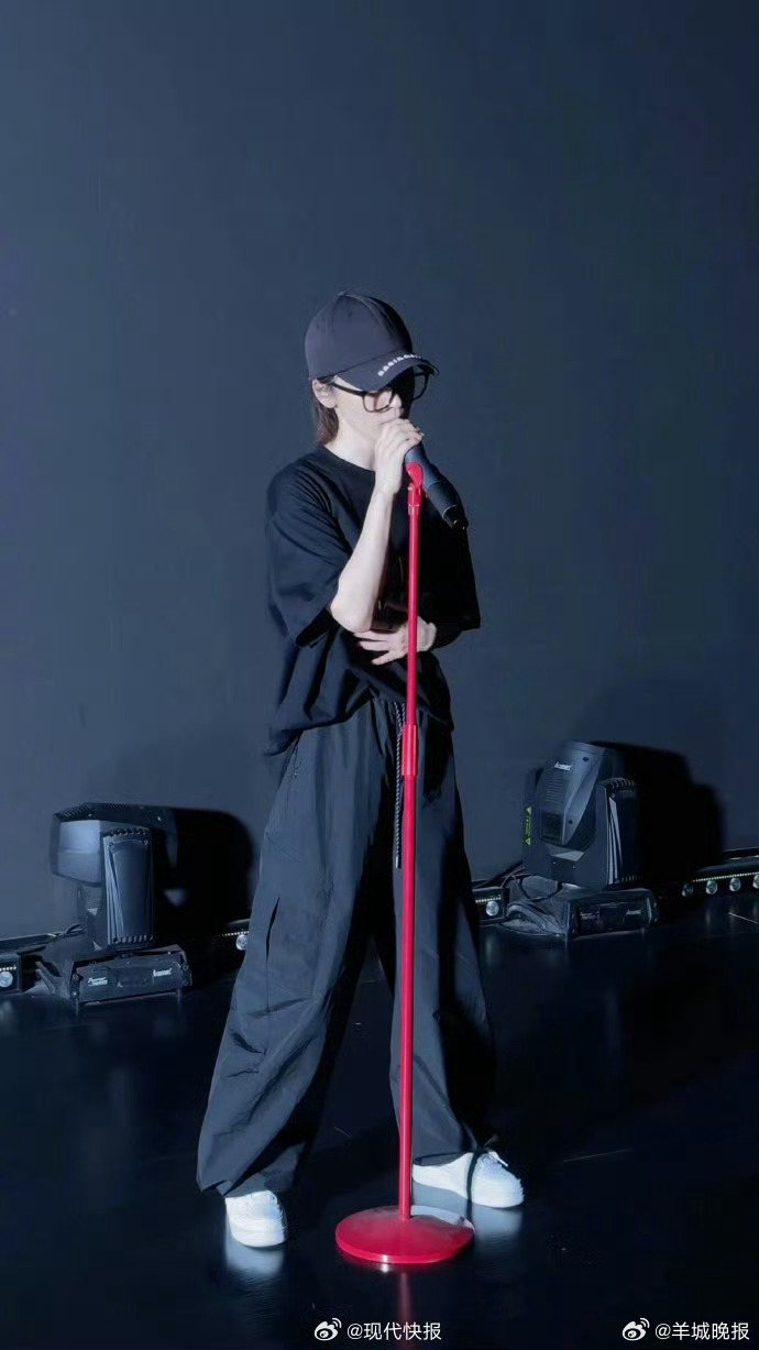 #谢楠分享乘风训练日常#【#吴京叮嘱谢楠注意休息#】4月3日，谢楠晒出两张乘风2