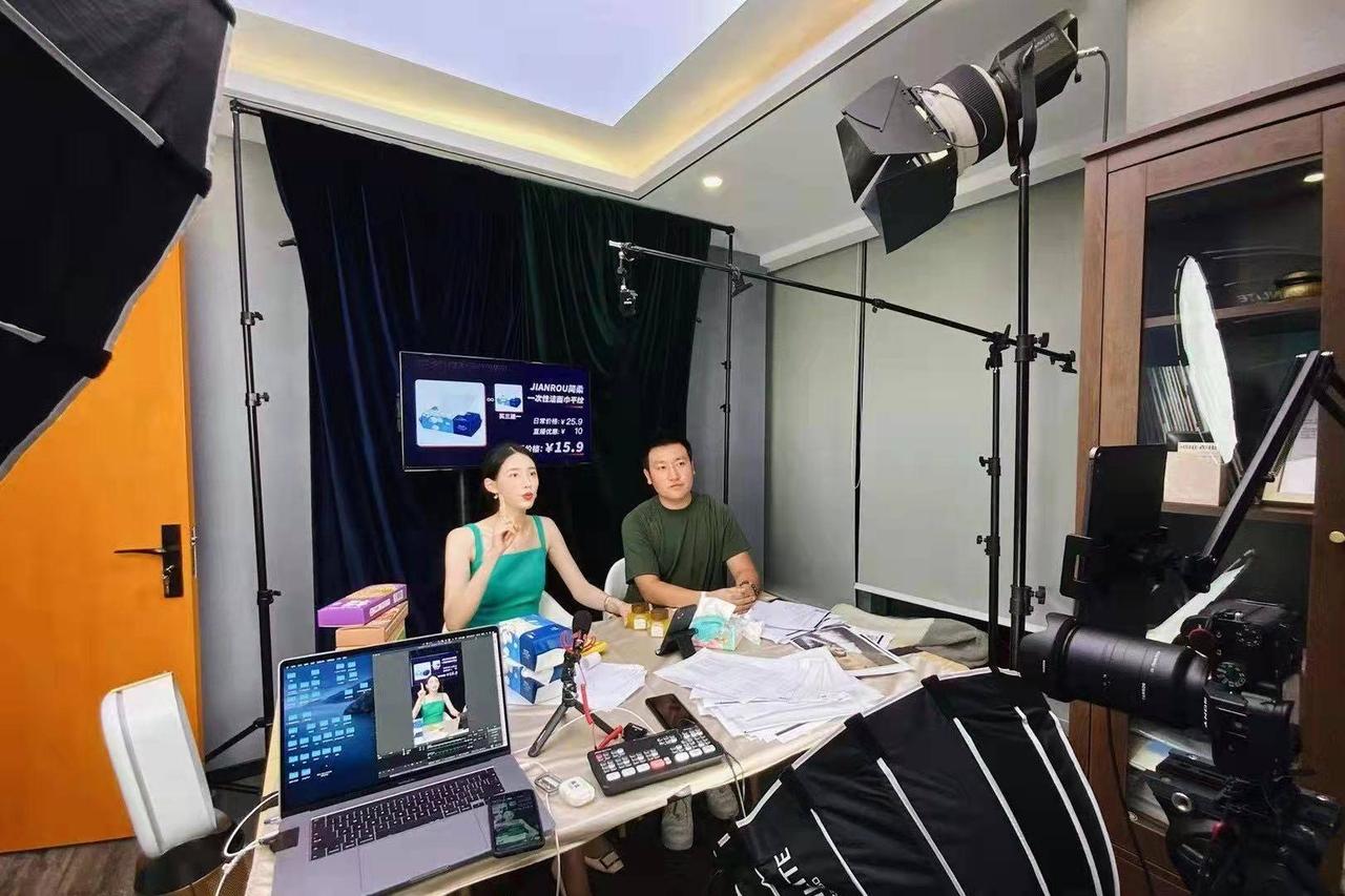 直播间的商品和传统电商平台哪个贵？看看DEEPSEEKER是如何判断的：
直播间