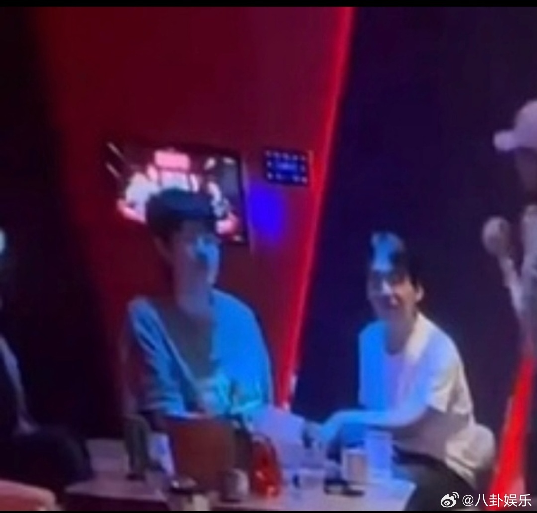 刘昊然 郭麒麟刘昊然郭麒麟同框氛围感拉满！一个清冷俊朗自带少年气，一个幽默风趣梗