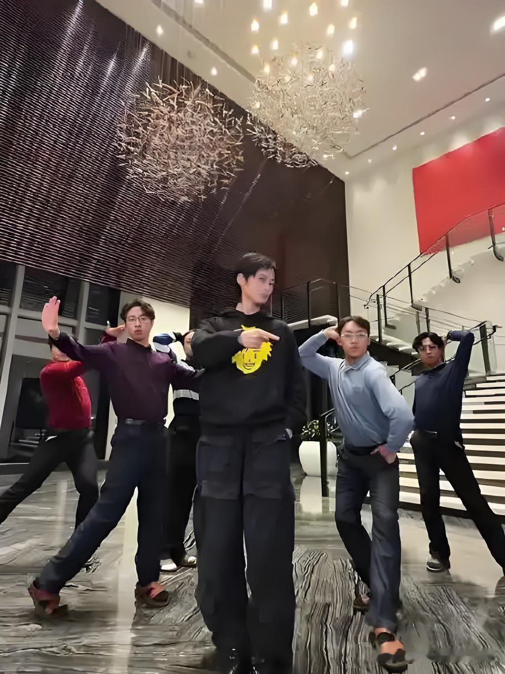 炸翻！李宇春竟和不齐舞团跳烫脚舞啦！

家人们，娱乐圈又出超嗨大事件！李宇春居然