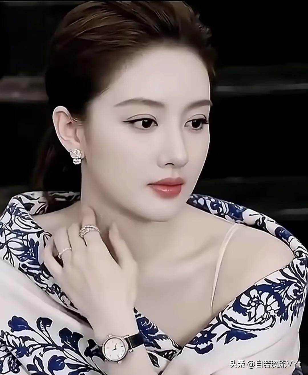 如梦令·青花妍
 
素缬青花轻拢，玉指指环微拢。
眉眼自清宁，鬓畔珠光微动。
娴
