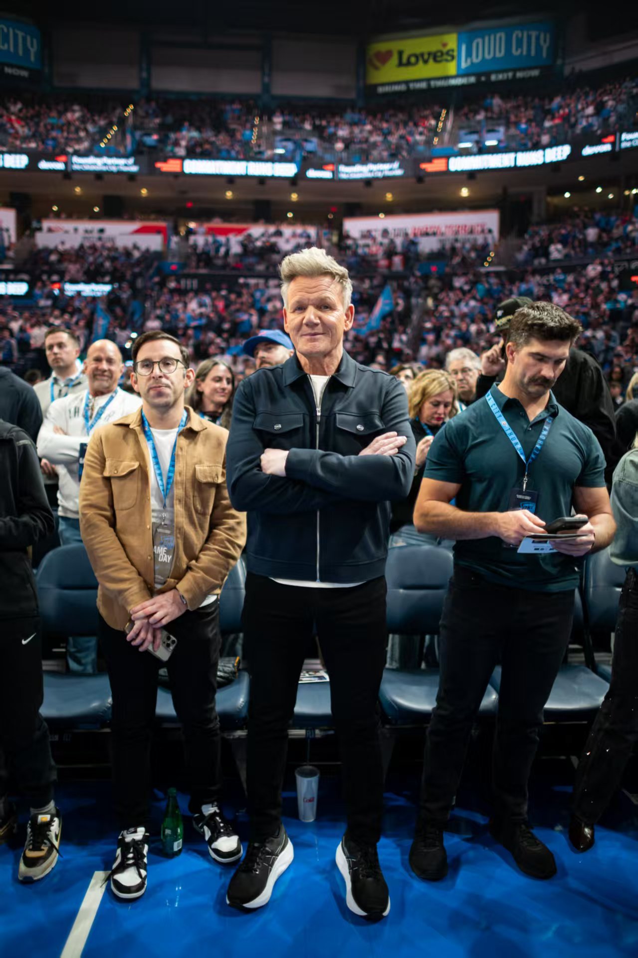 著名厨师戈登拉姆齐今天来到了雷霆主场观战雷霆战胜勇士勇士vs雷霆雷霆