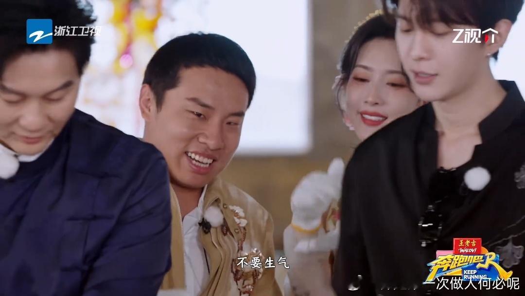 徐志胜：说好的温柔呢？孟子义：这就是温柔！《奔跑吧》抓鳗鱼这段，孟姐直接封神。嘴
