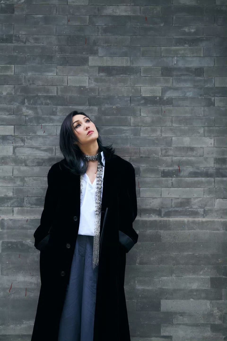 杨千嬅后背贴了十个暖宝宝 暖宝宝“翻车”现场！杨千嬅直播中途懵圈发热，顿悟后找主