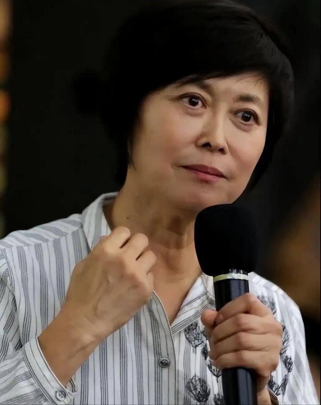 一位内科大夫跟我说了句大实话：
像敬一丹这样，70多岁突发脑溢血，背后的原因，其
