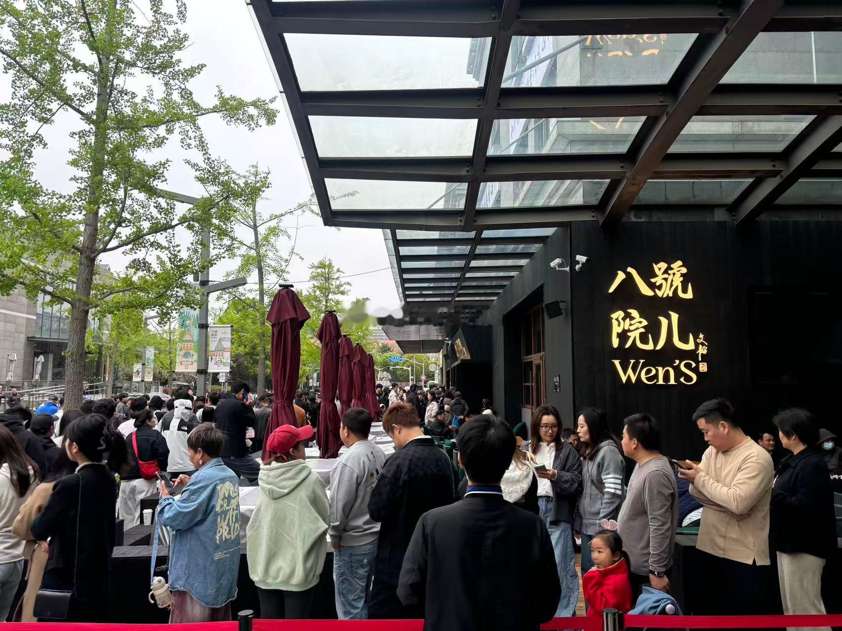 想着隔几天再去，人居然还是好多好多好多，夏都小镇圣诞节都没这么堵文章开饭店了