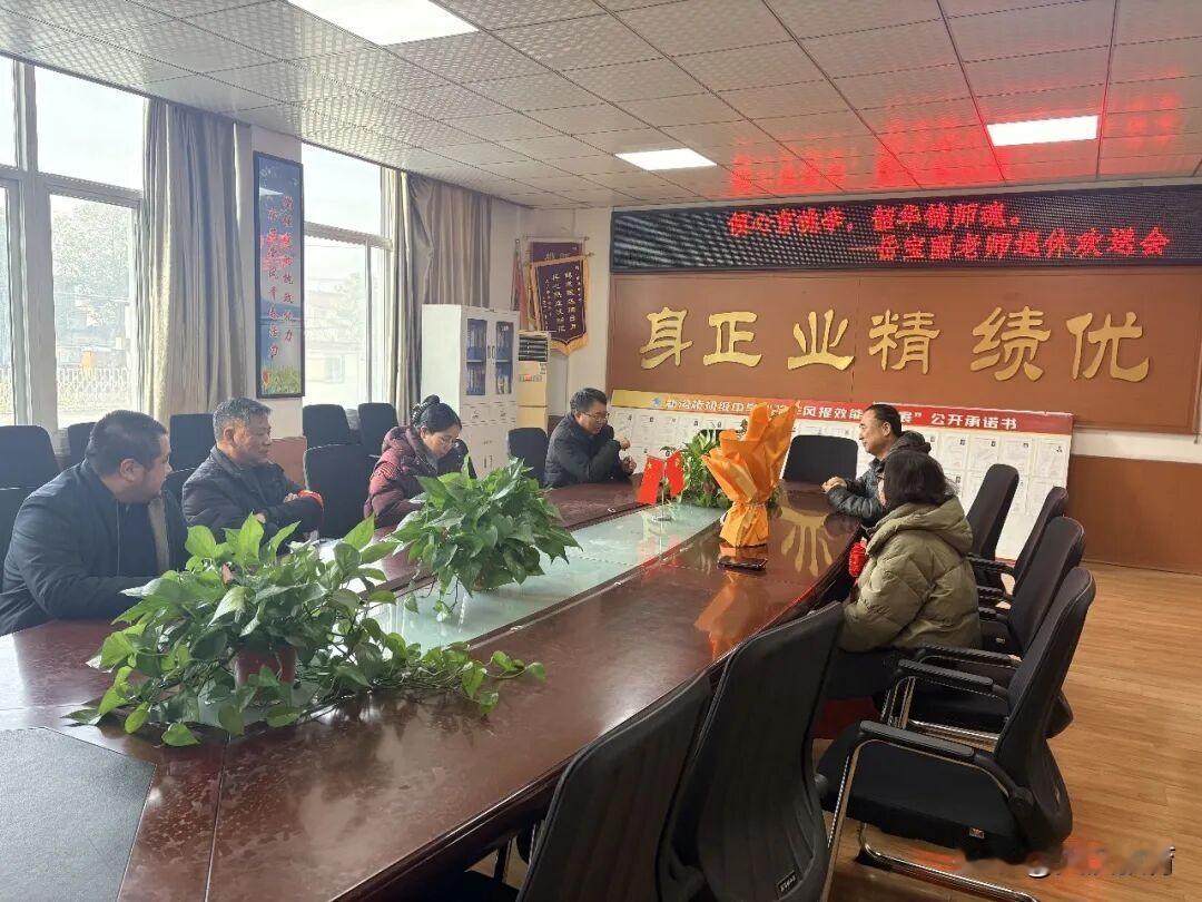 近日，汉台区新沟桥初级中学校级领导齐聚一堂，为光荣退休的岳宝丽老师举办简约而温馨