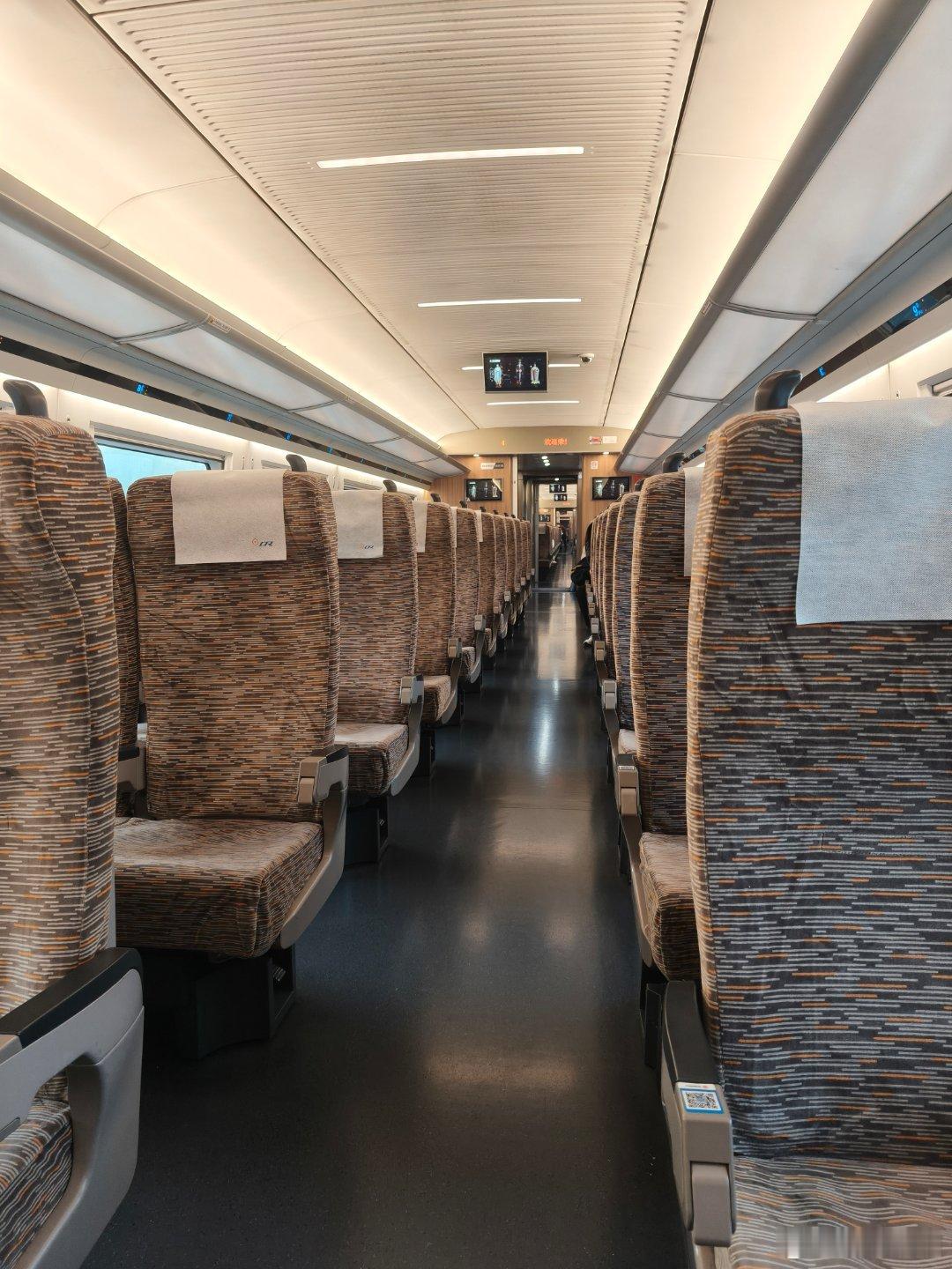 早起，高铁上人真少 