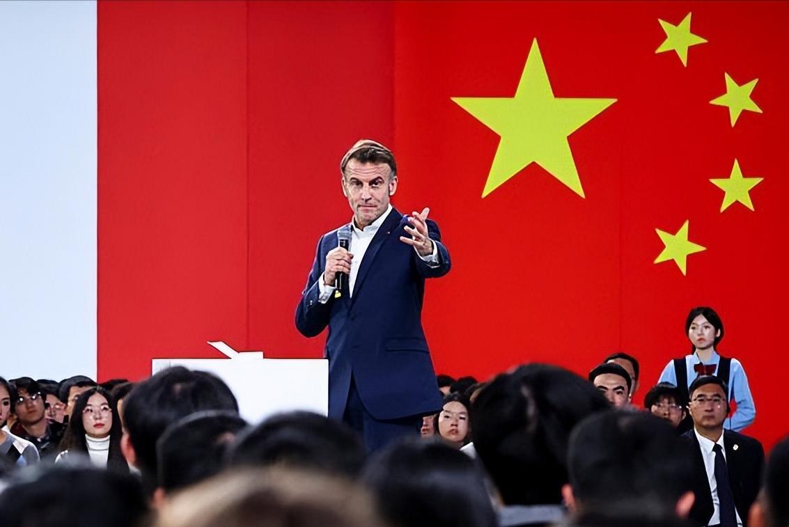法新社镜头下的马克龙——在四川大学演讲