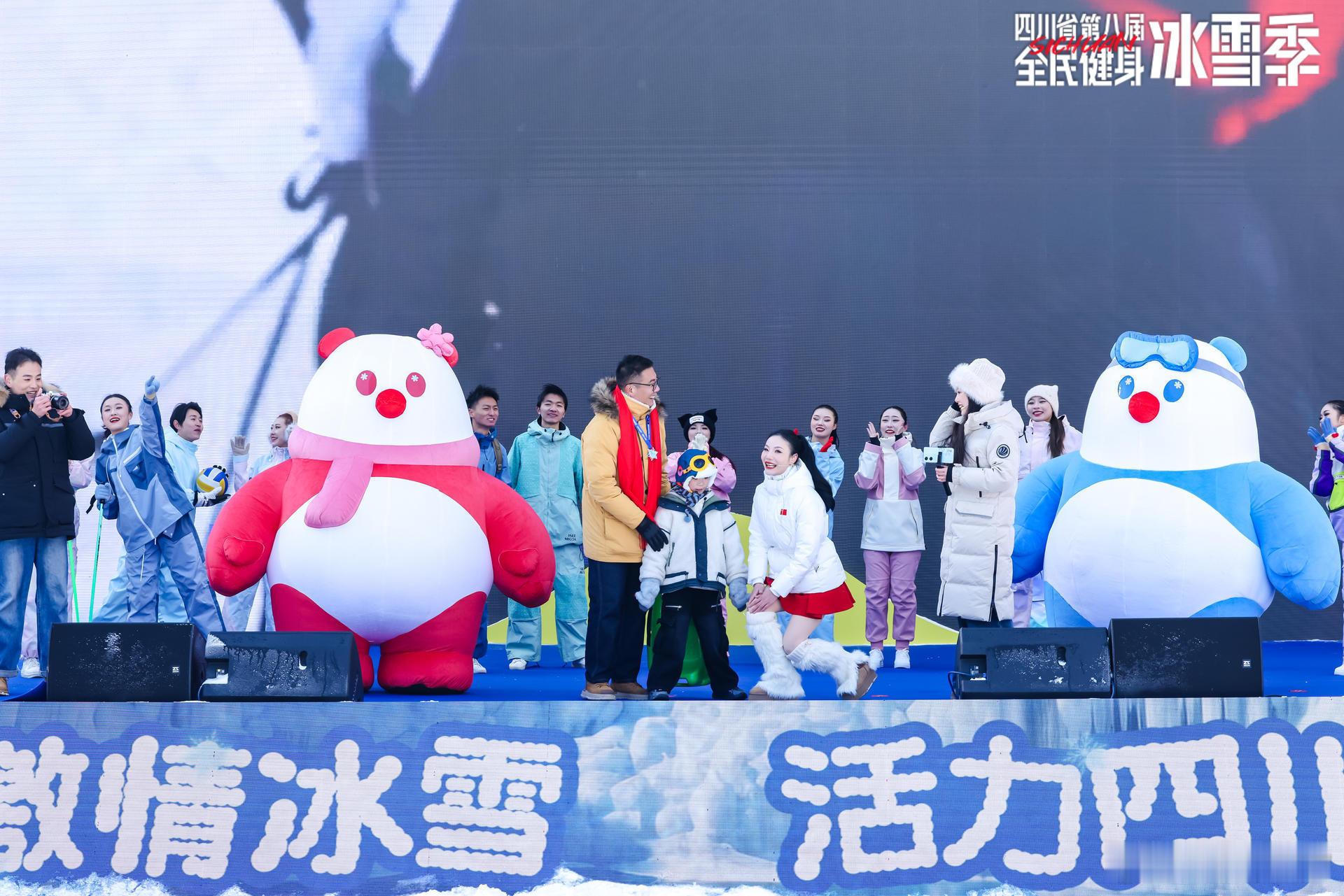 热雪沸腾！四川冰雪季今日在毕棚沟正式启幕，这场为期三个月的狂欢承包整个冬天的快乐