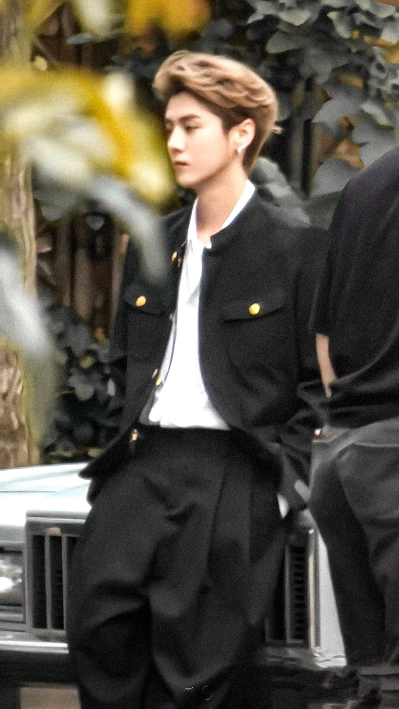 #鹿晗[超话]#鹿晗你怎么又不声不响的帅成这样啊！！这和10年前有啥区别，真的好