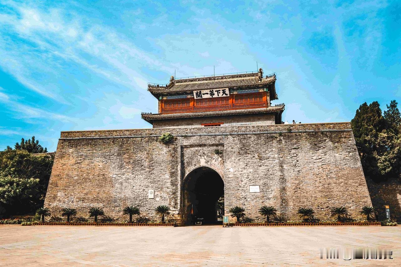 我一直以为坐落于秦皇岛，被誉为“天下第一关”的山海关，始建于秦汉之际，但不查不知