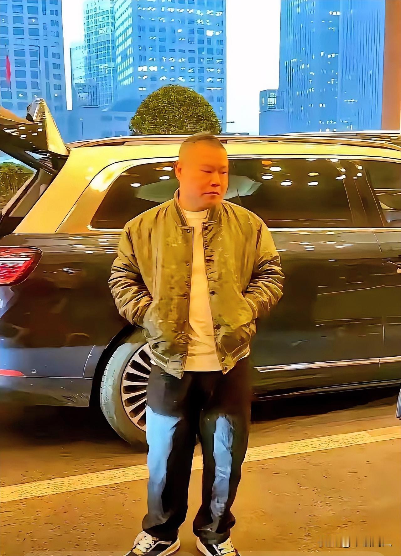 有网友扒出，岳云鹏随意穿的一件夹克衫，价格竟高达8万人民币。就这么一件小事，却有