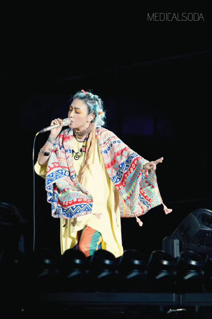 周笔畅窦靖童范晓萱唱同一首歌同一个舞台，同一首经典曲目，两代演唱者恰巧都是二十九